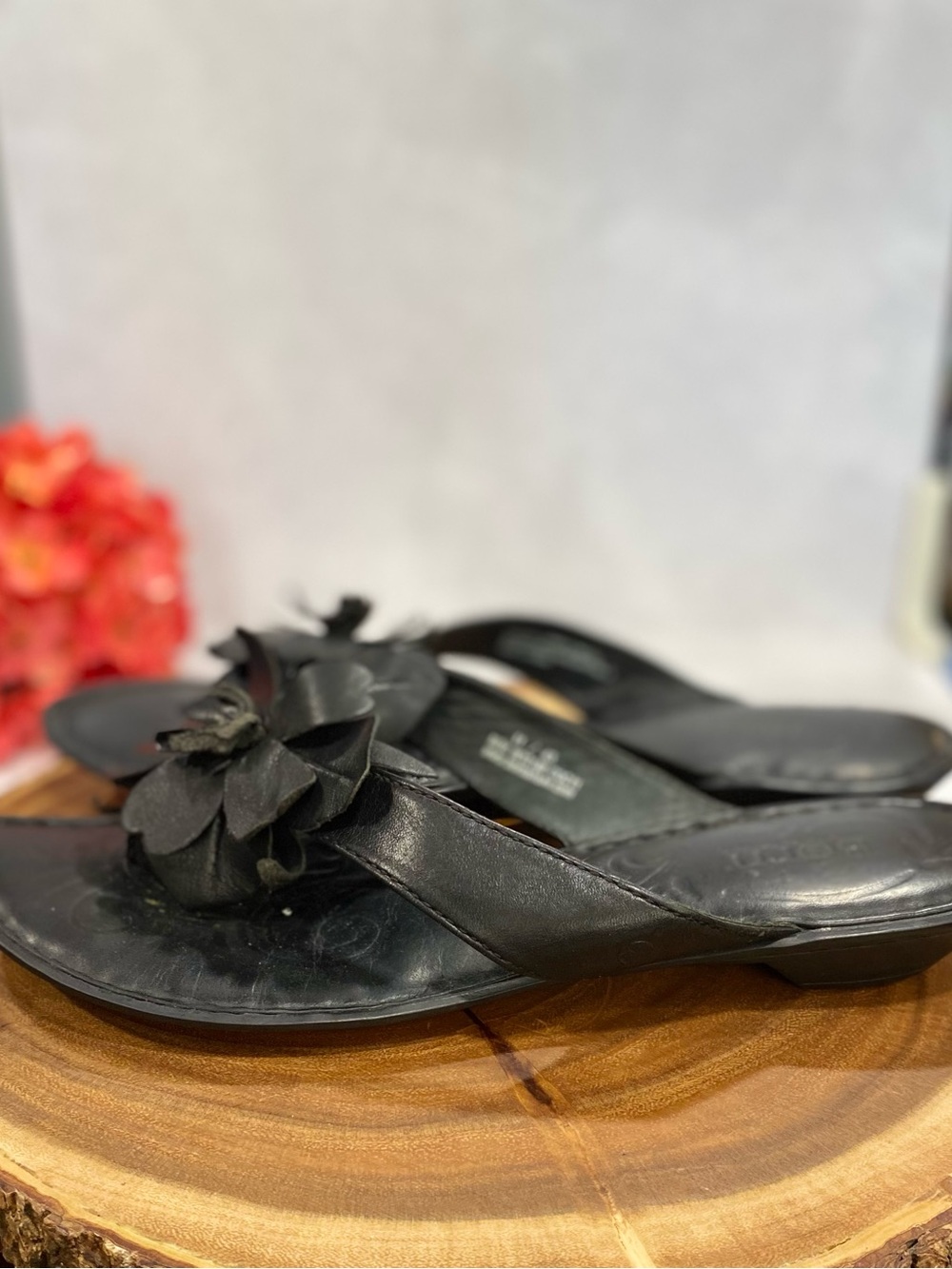 Born Women’s Gidget/Gidgett Black Leather Flower Flip Flop Sandals Size 11/43 - Picture 7 of 11
